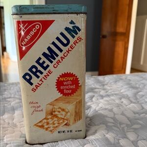 Premium Saltine Crackers - White